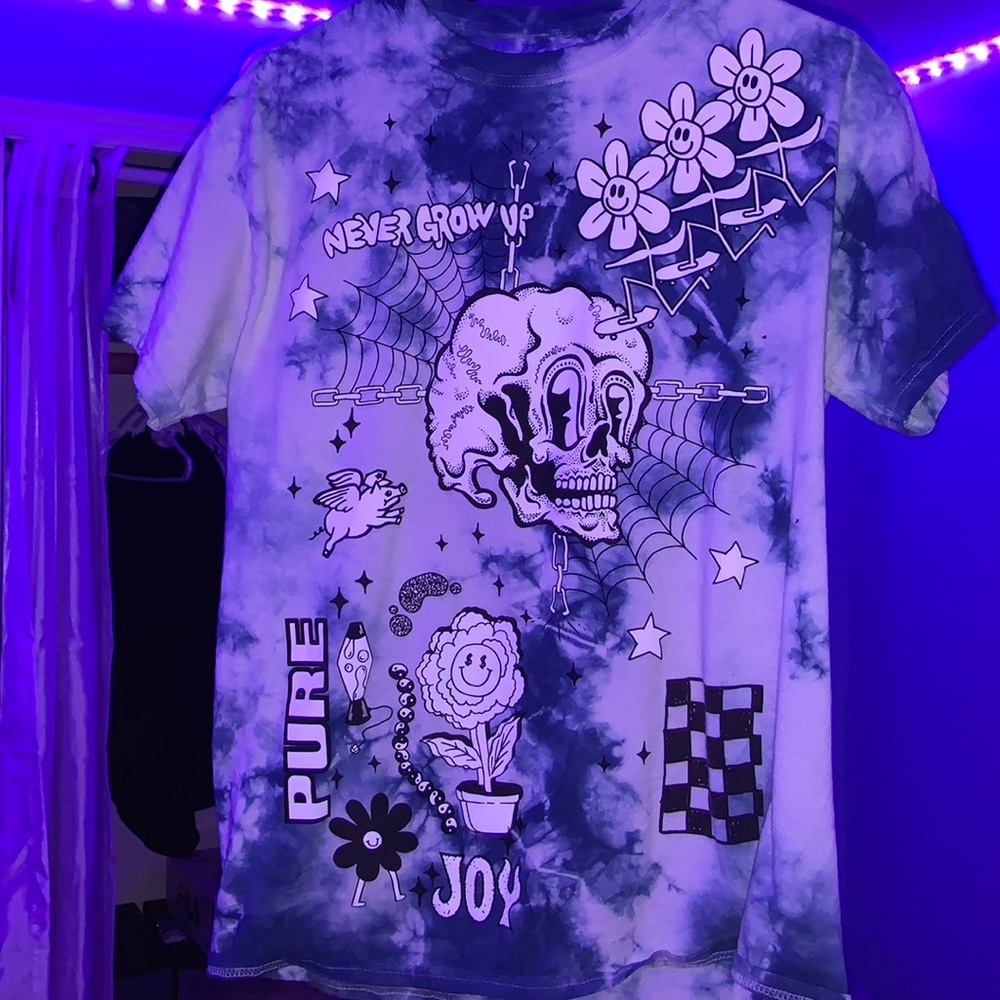 blue and white zumiez shirt